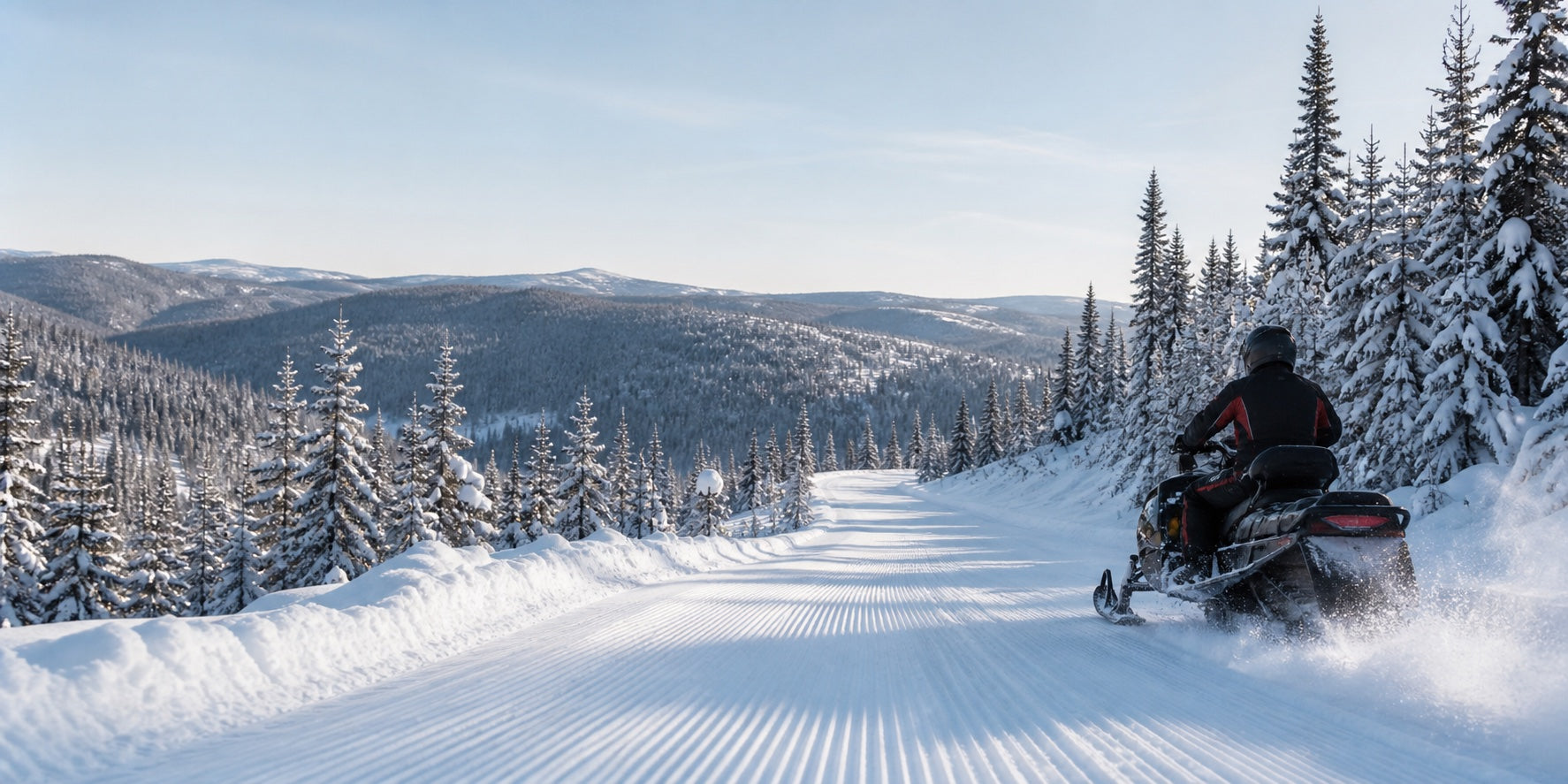 Motoneigiste sur un sentier entretenu dans les Laurentides